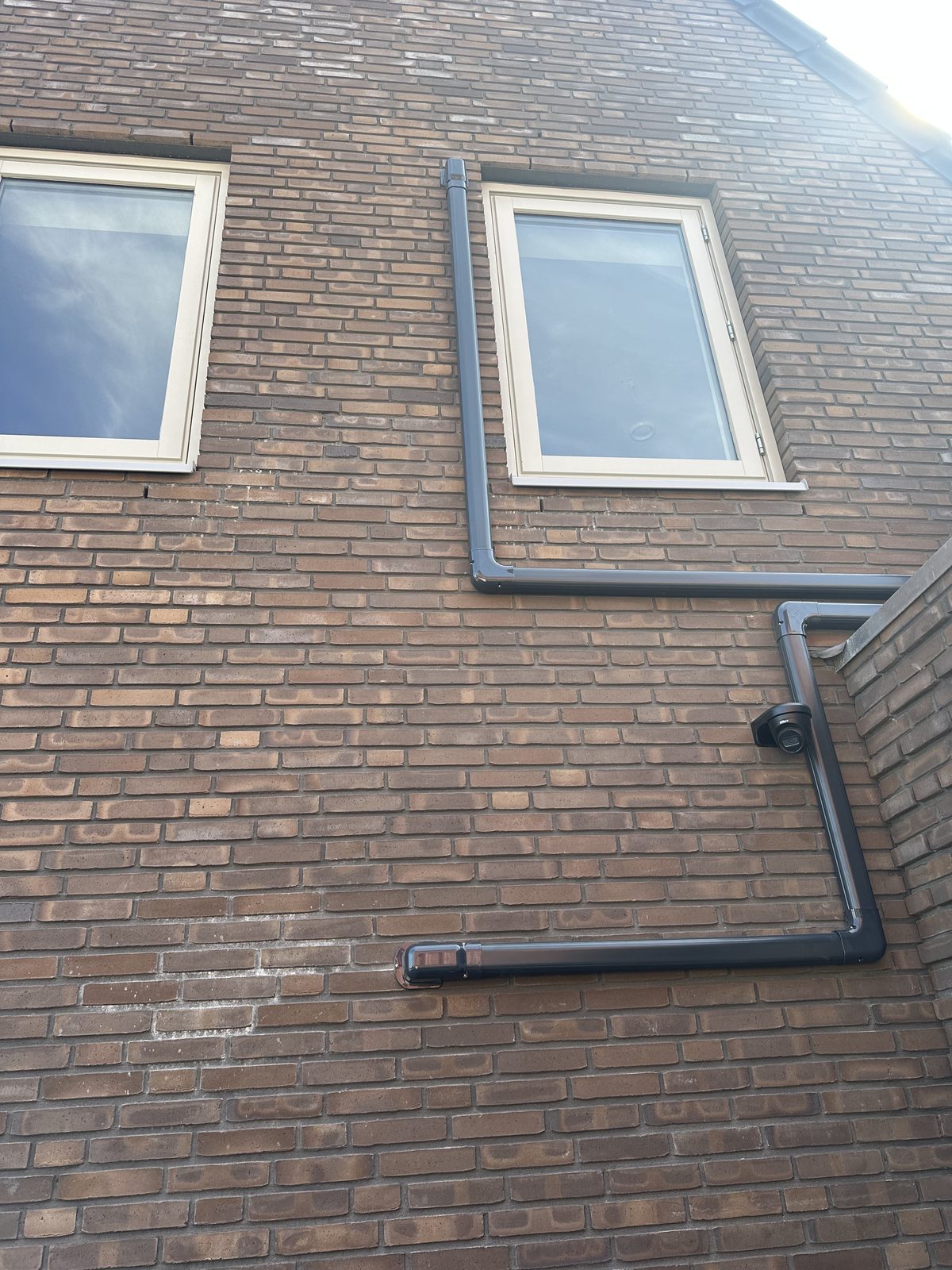 Netjes afgewerkt airco leidingwerk bij woning in Julianadorp